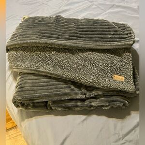 KOOLABURRA by UGG Reversible Gray 48” x 72” Throw. EUC.